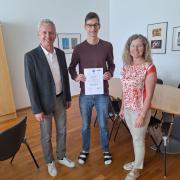 Direktor Mag. Nikolaus Stelzer und Prof. Mag. Barbara Kögl mit dem erfolgreichen Schüler Johannes Kellermann